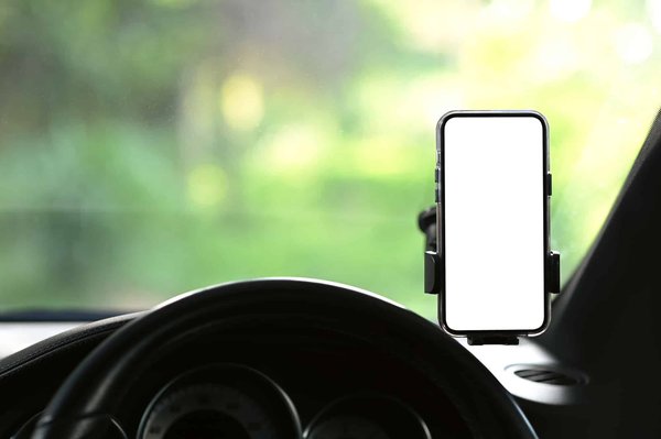 Comment installer correctement un support de téléphone dans une voiture ?